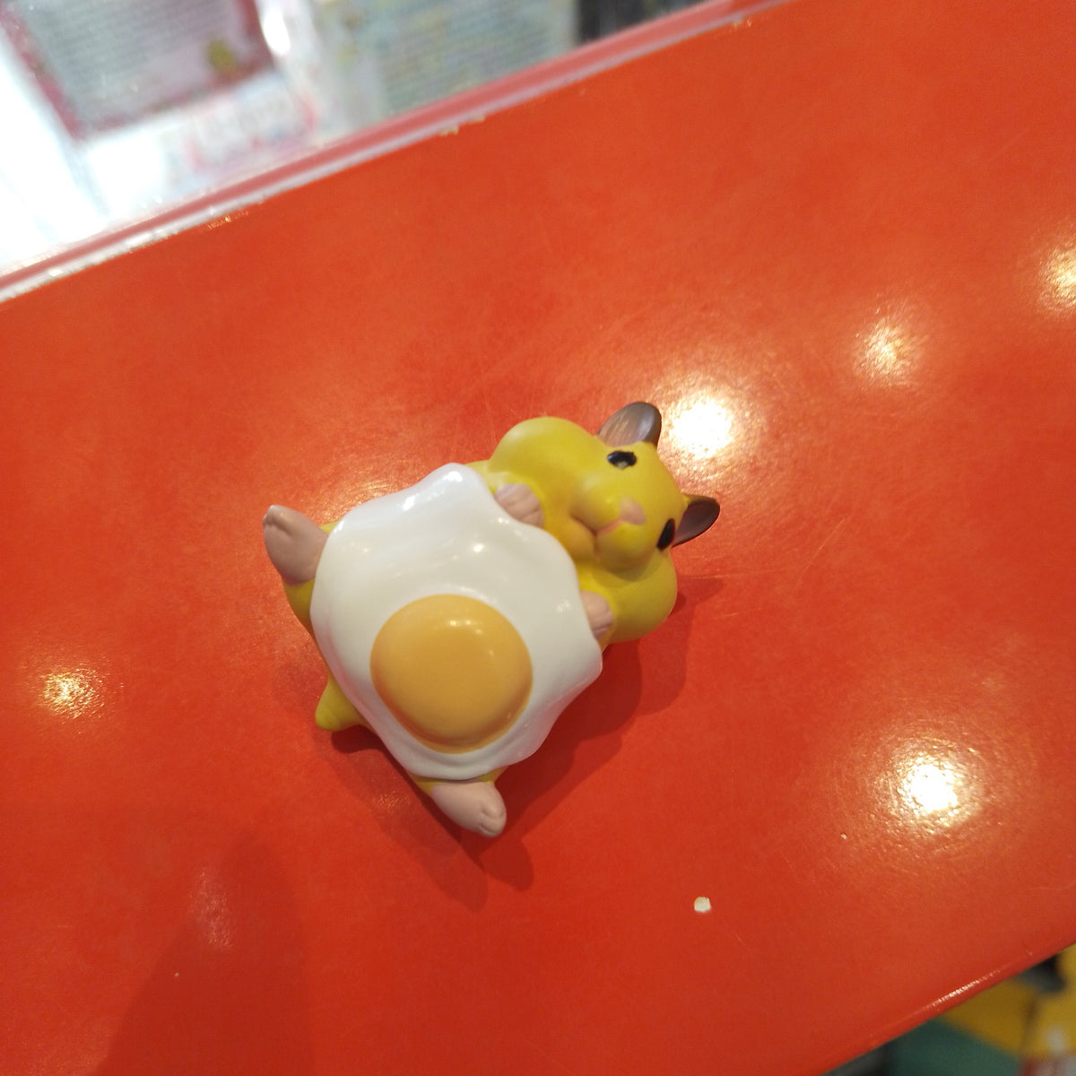 Hamster holding Egg on stomach mini figure