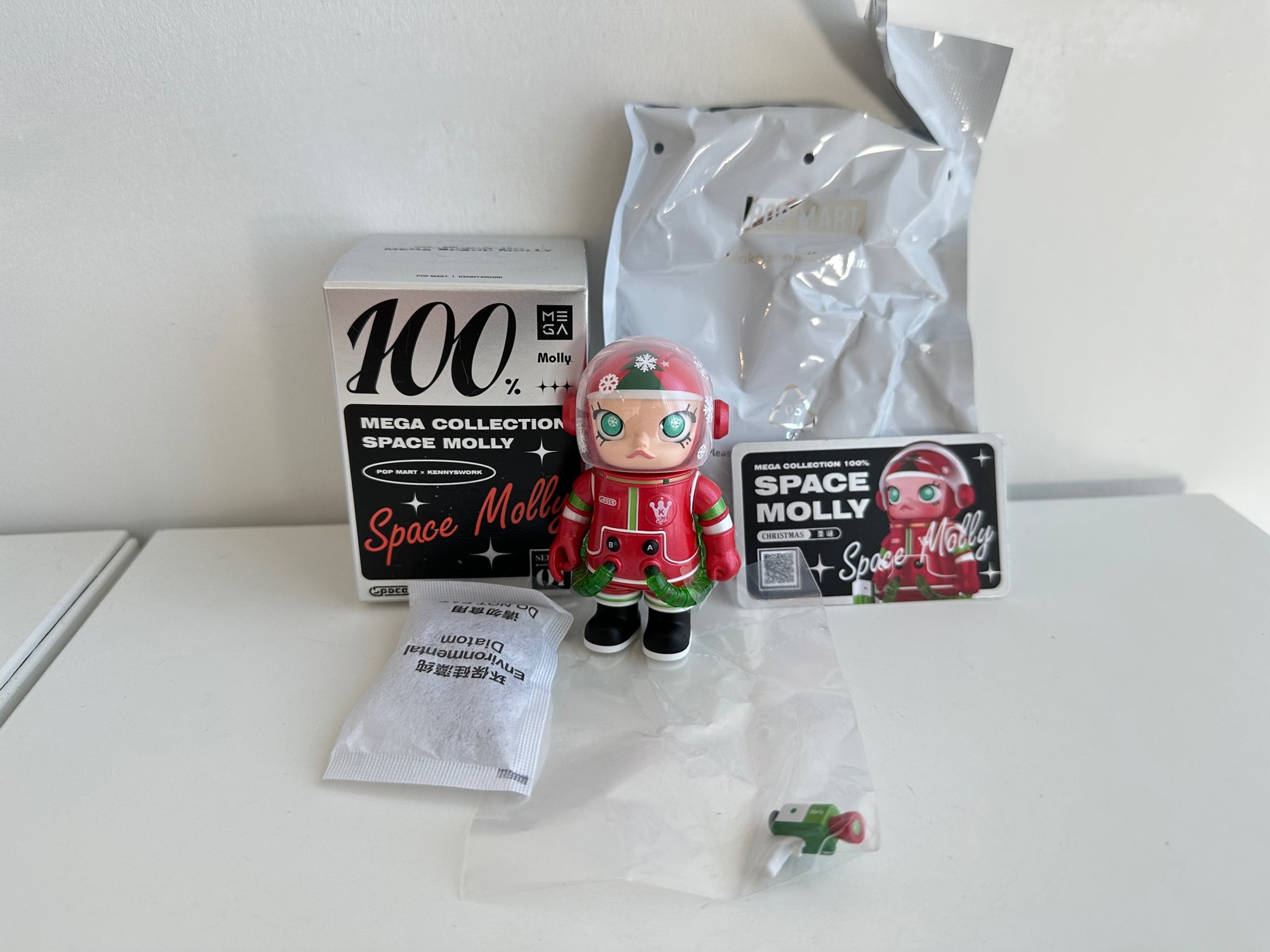 Christmas - MEGA Collection 100% Space Molly Series 1 Blind Box by POP MART - 1