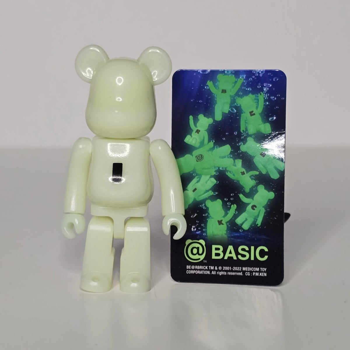 Basic &#39;I&#39; glow in the dark - Bearbrick Series 44 - Medicom Toy - 1