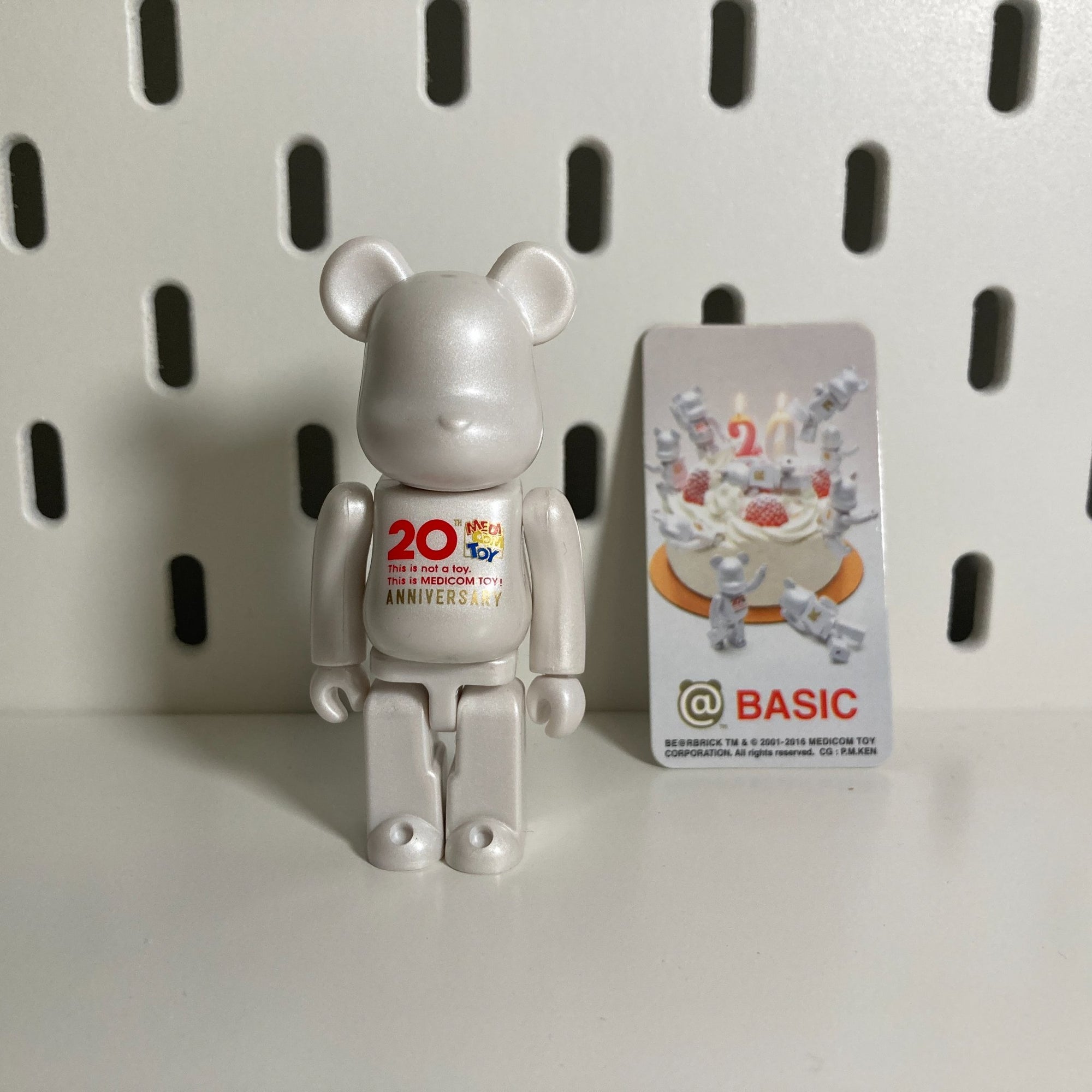 Basic R - Bearbricks Series 32 by Medicom - 1