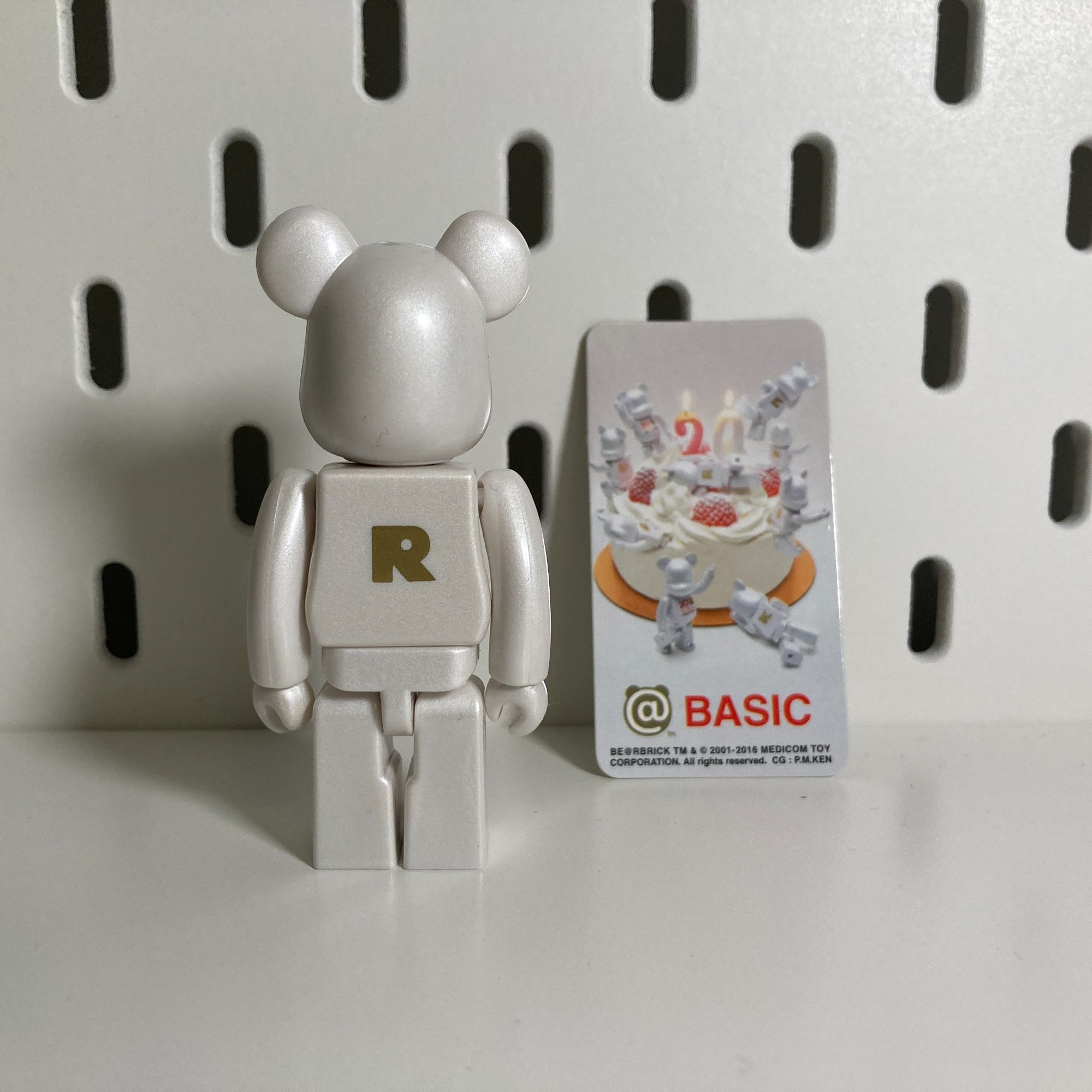 Basic R - Bearbricks Series 32 by Medicom - 2