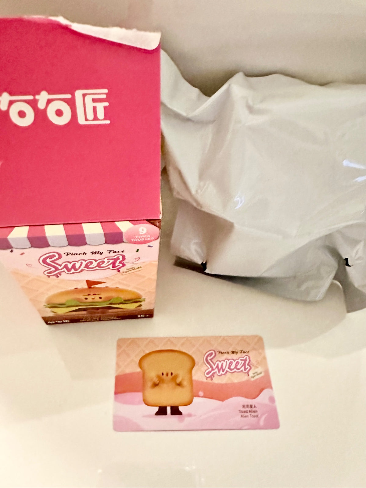 Toast Alien - Pinch My Face Sweet Series Figure Model - Miniso - 1