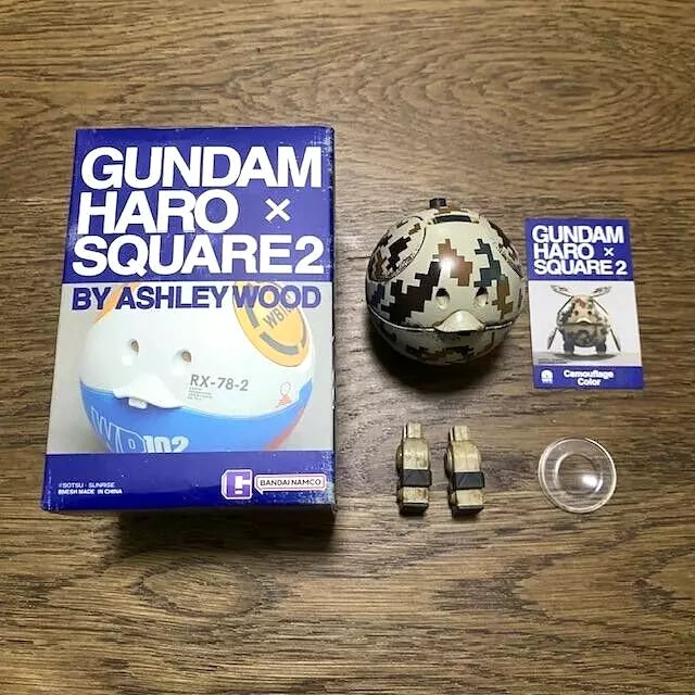 Gundam Haro x Square2 designed by Ashley Wood - 1