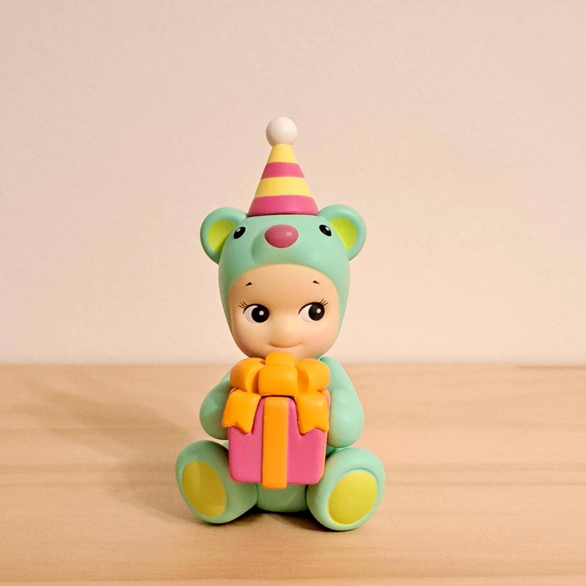 Present Hug (Mint) - Sonny Angel Birthday Gift Bear Series - 1