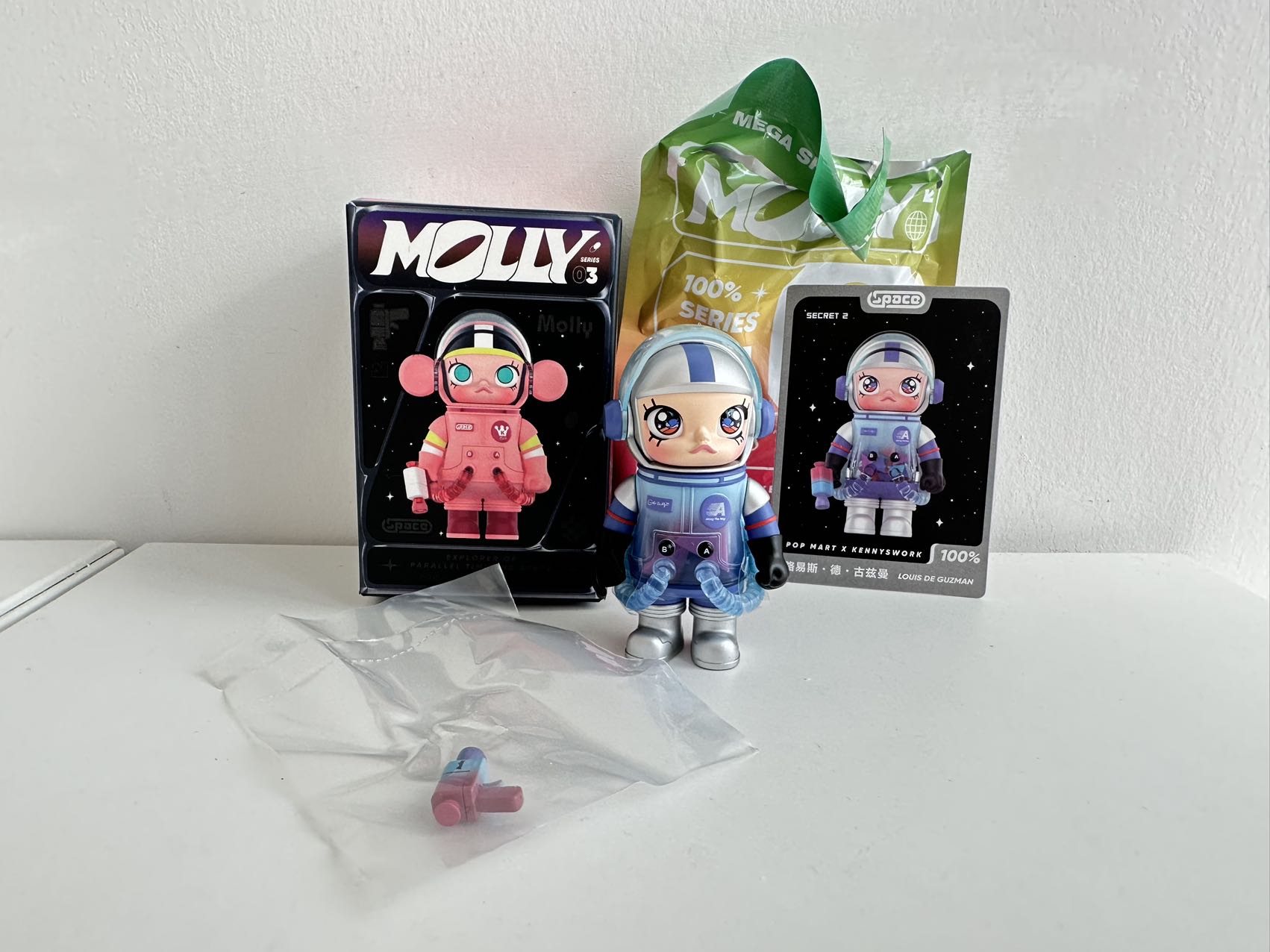 LOUIS DE GUZMAN (Secret 2)- MEGA SPACE MOLLY 100% Series 3 by POP MART  - 1